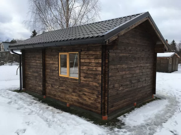 Koka mājas siena ar logu