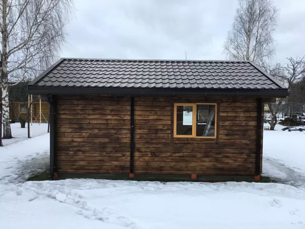 Koka māja ar notekām